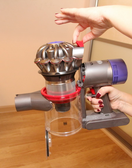 Тестируем новый беспроводной пылесос Dyson V8 и беседуем с одним из его